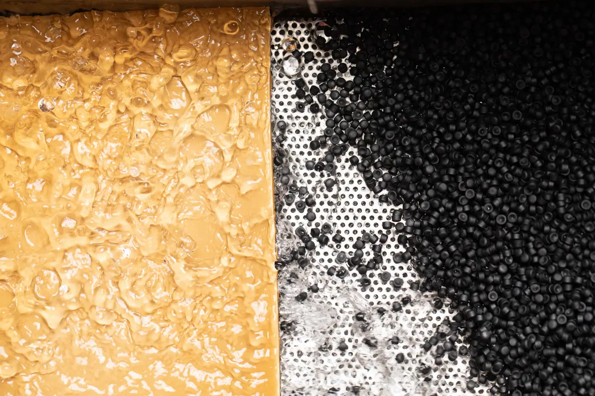 Resirkulert PE råvare kjøles ned med vann